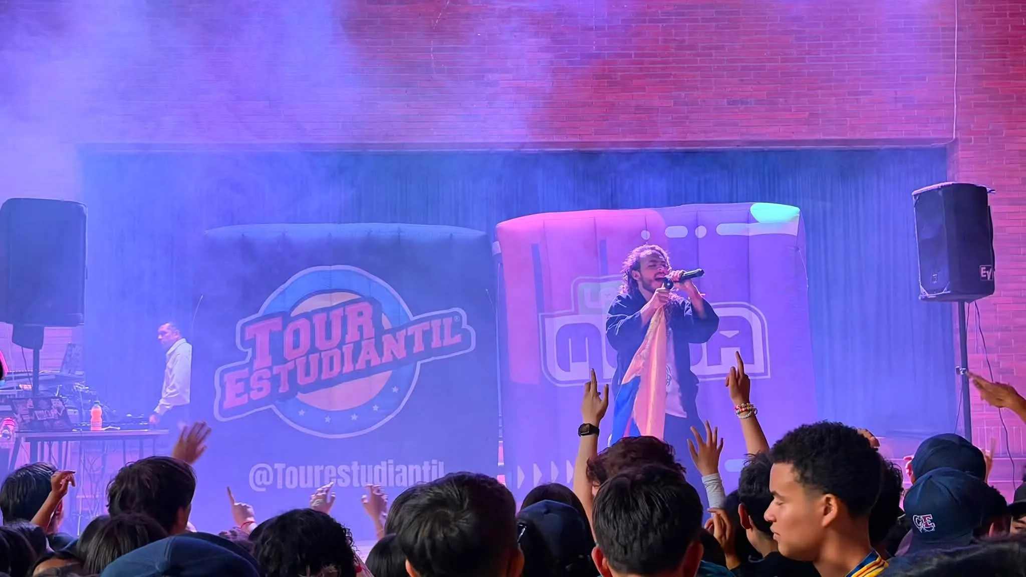 Cómo Iniciar tu Carrera Musical Cantando en Colegios